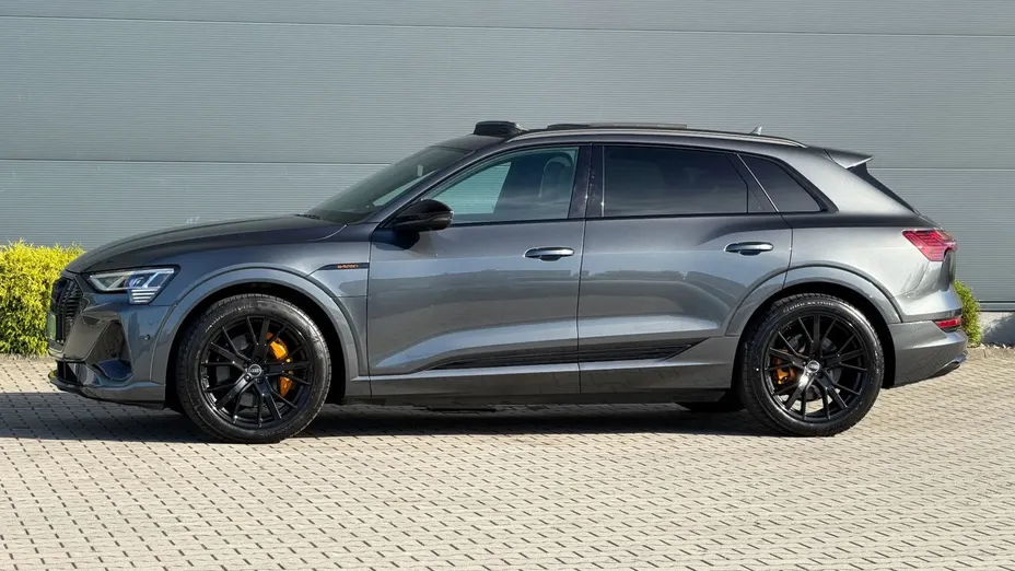 AUDI e-tron -