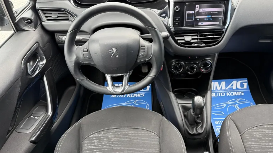 PEUGEOT 208 -