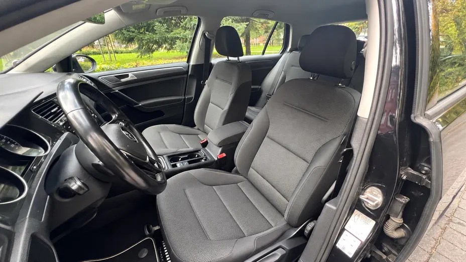 VOLKSWAGEN Golf -