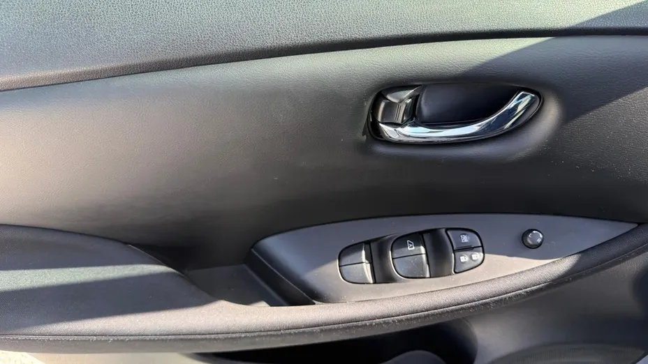 NISSAN Leaf -