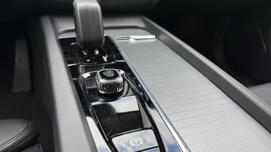 VOLVO XC60 XC60 T6 Plug-In Hybrid AWD Plus Dark aut