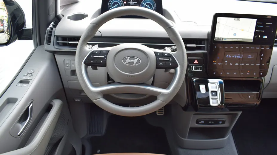 HYUNDAI Staria Staria 1.6 T-GDI HEV Luxury aut