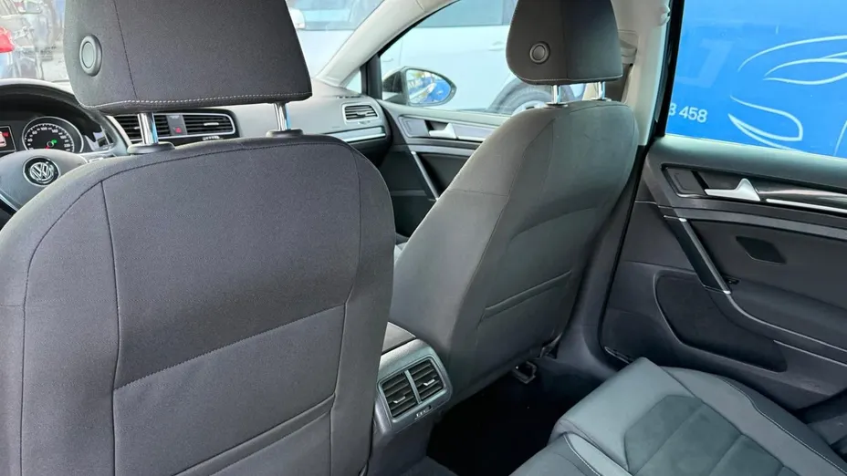 VOLKSWAGEN Golf -