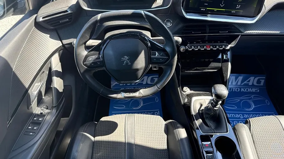PEUGEOT 208 -