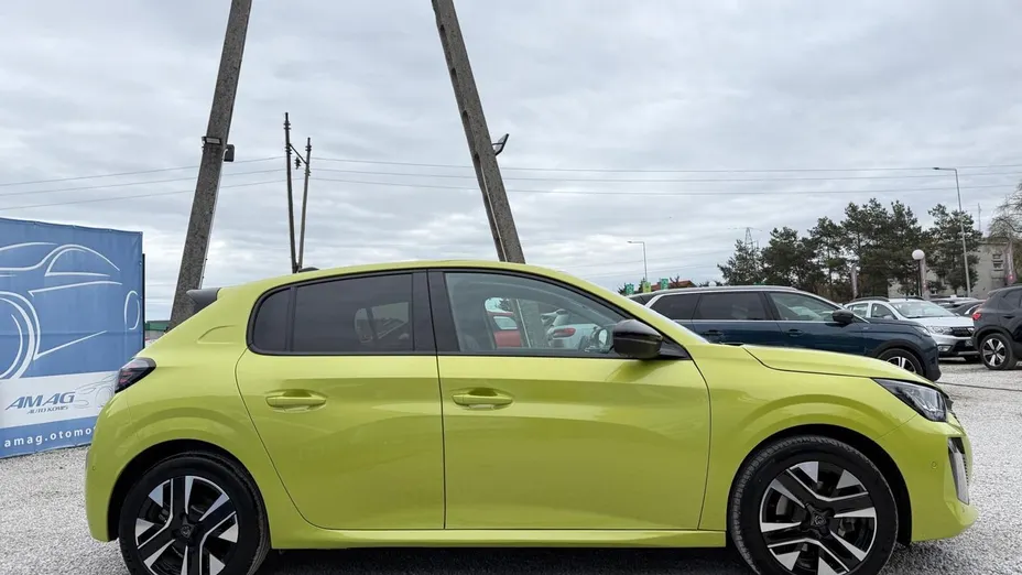 PEUGEOT 208 -