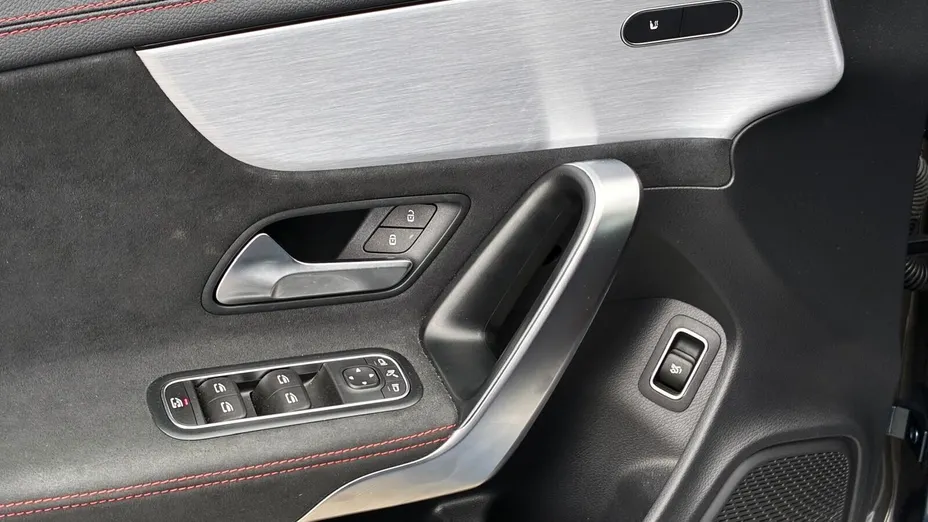 MERCEDES-BENZ CLA CLA 180 7G-DCT