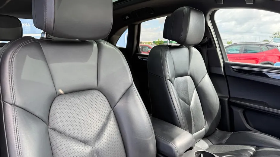 PORSCHE Macan -