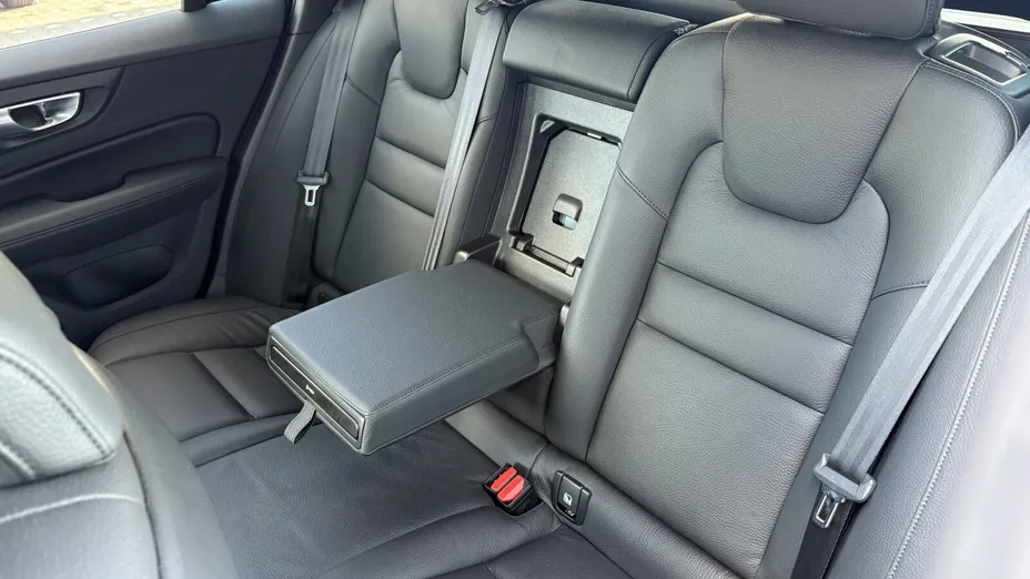 VOLVO V60 V60 T6 AWD Plug-In Hybrid Plus Dark aut