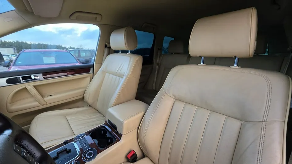 VOLKSWAGEN Touareg -