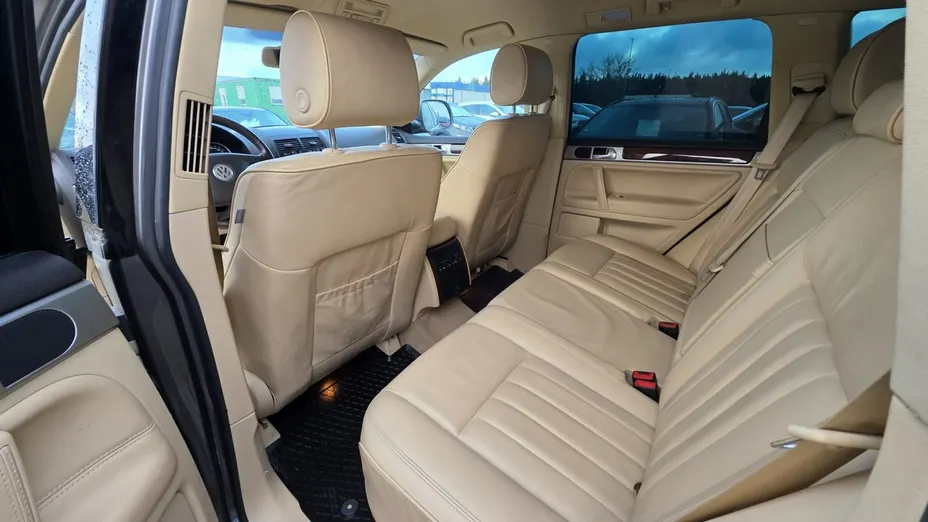 VOLKSWAGEN Touareg -