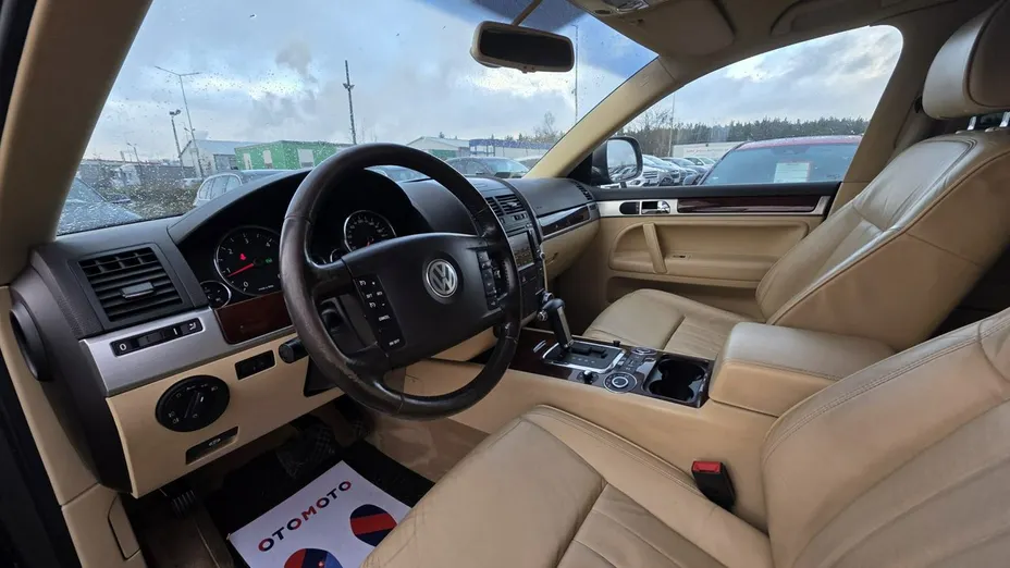 VOLKSWAGEN Touareg -