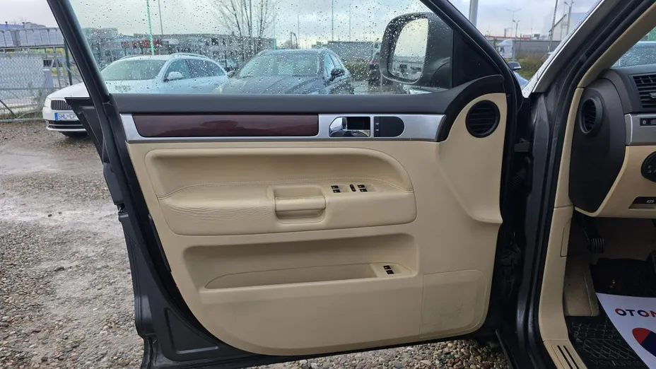 VOLKSWAGEN Touareg -