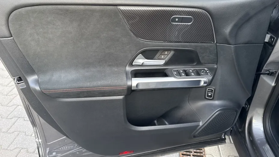 MERCEDES-BENZ GLB GLB 200 mHEV AMG Line 7G-DCT
