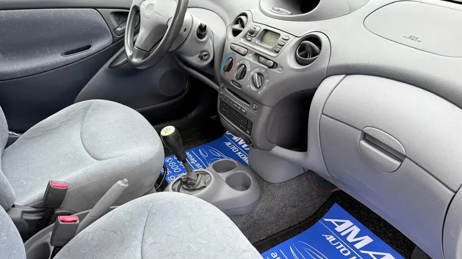TOYOTA Yaris -
