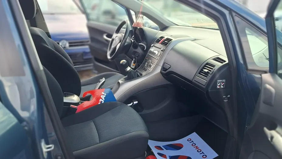 TOYOTA Auris -