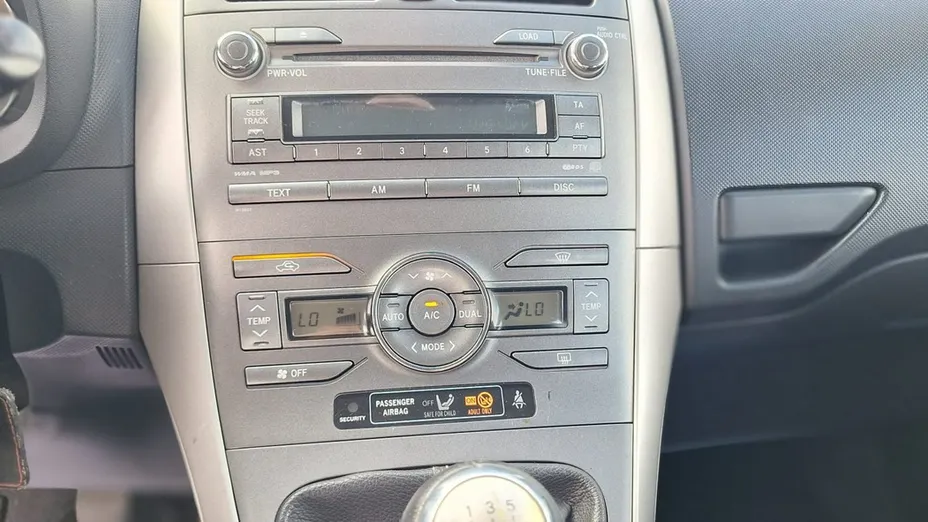 TOYOTA Auris -