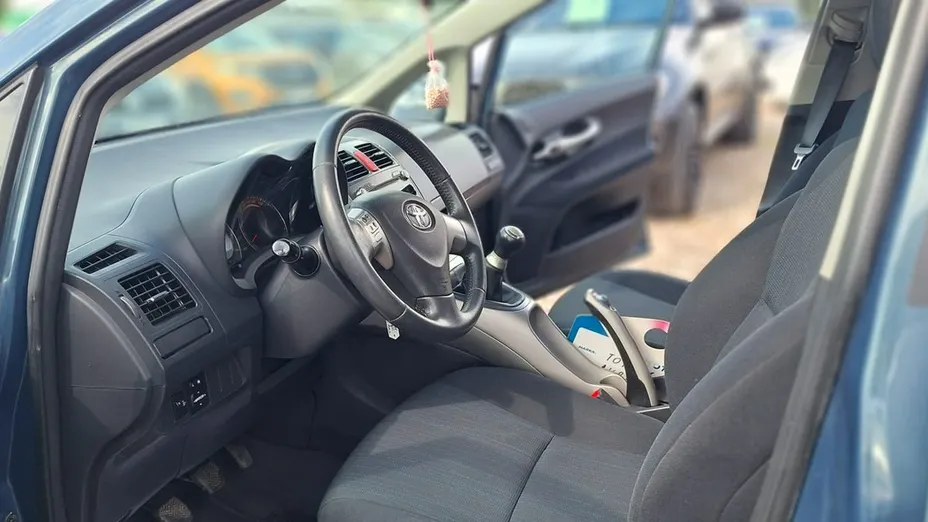 TOYOTA Auris -