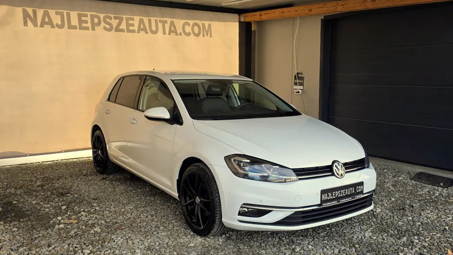 VOLKSWAGEN Golf -