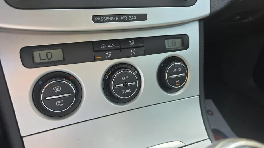 VOLKSWAGEN Passat -