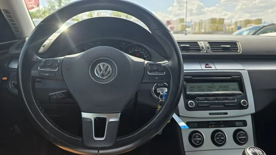VOLKSWAGEN Passat -