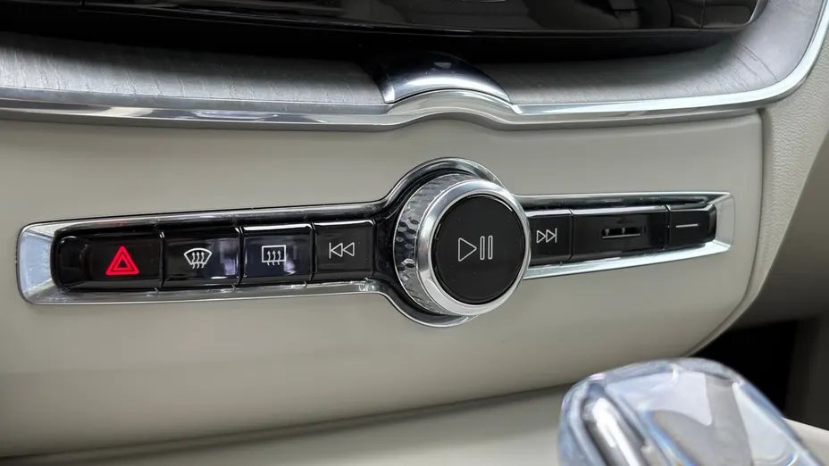 VOLVO XC60 XC60 B4 D AWD Plus Dark aut