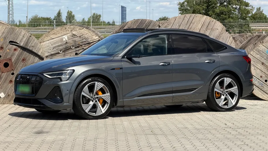 AUDI e-tron -