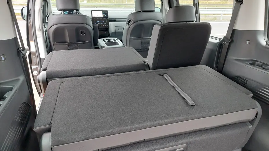 HYUNDAI Staria Staria 1.6 T-GDI HEV Smart VIP aut Nowy