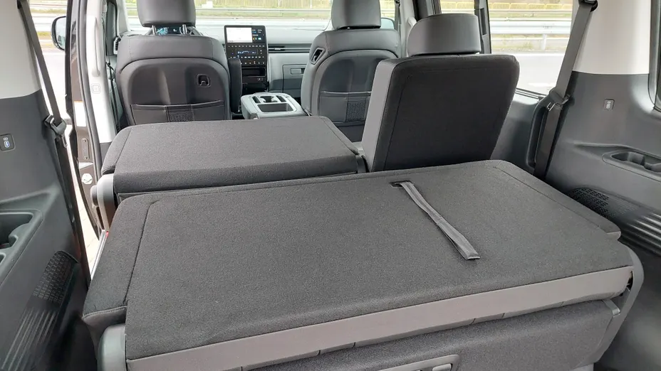 HYUNDAI Staria Staria 1.6 T-GDI HEV Smart VIP aut Nowy