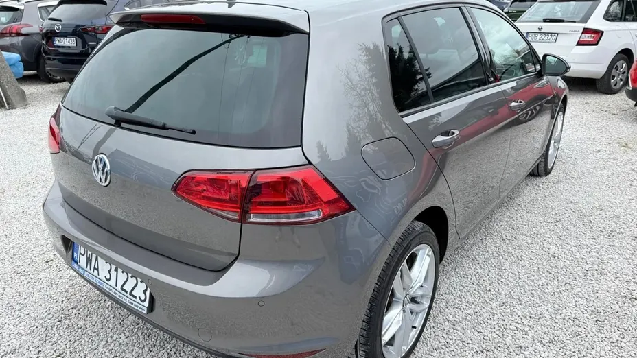 VOLKSWAGEN Golf -