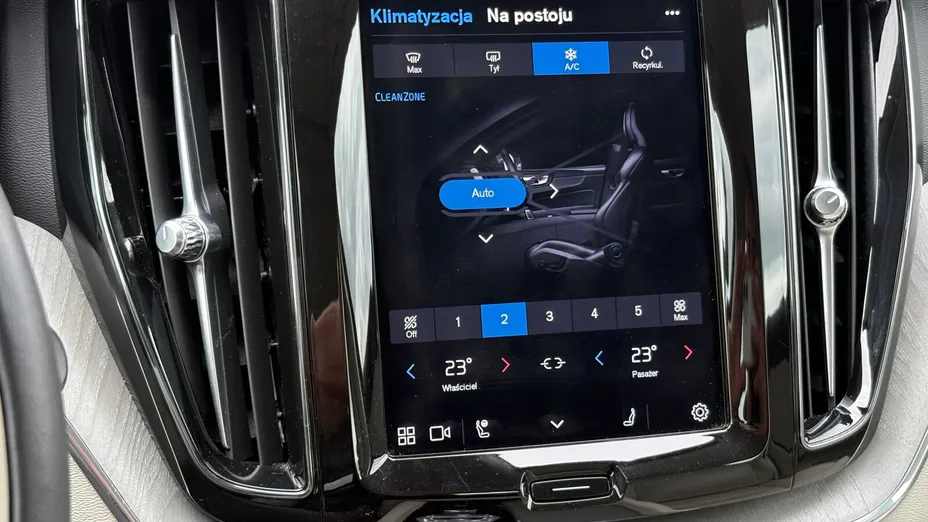 VOLVO XC60 XC60 B4 D AWD Plus Dark aut