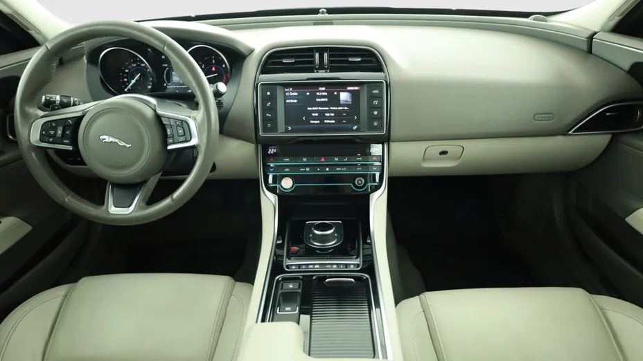 Jaguar XE -