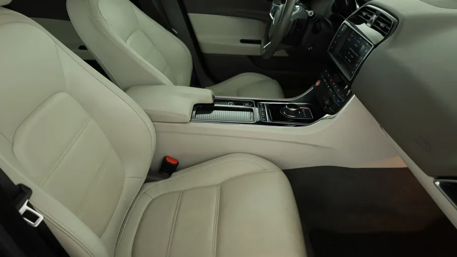 Jaguar XE -