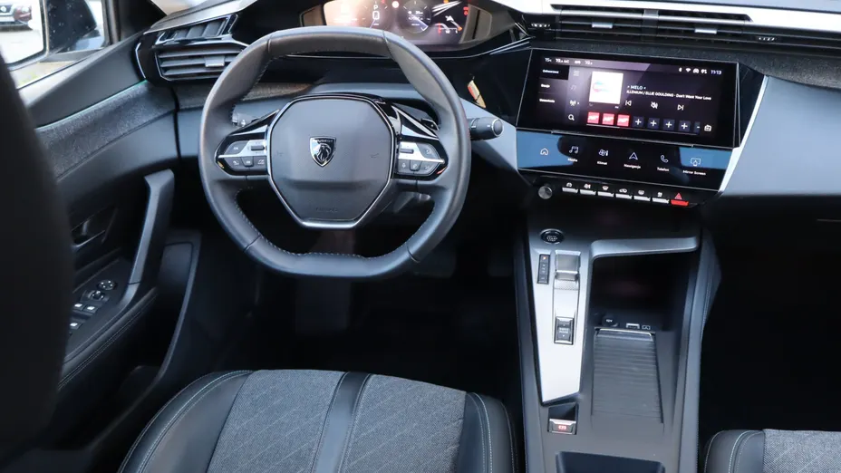 Peugeot 408 -