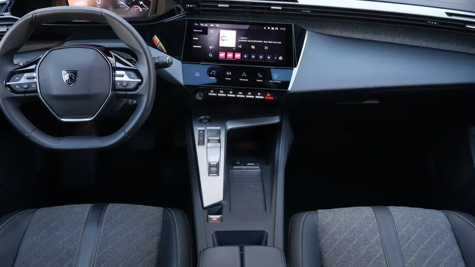 Peugeot 408 -