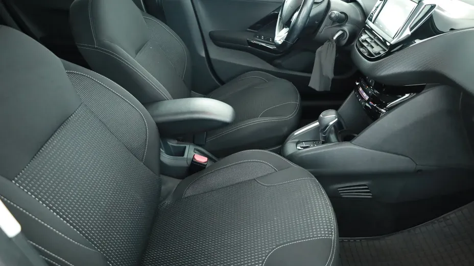 Peugeot 208 -
