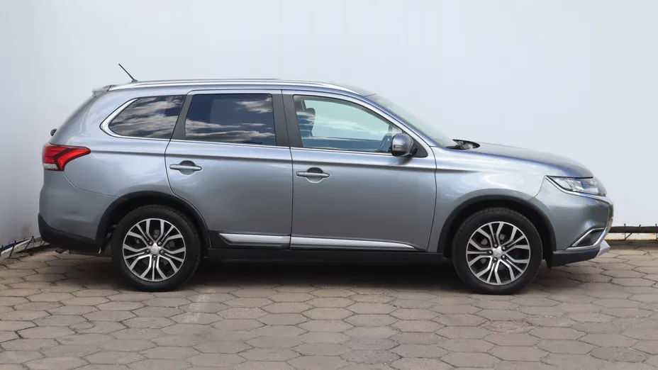 Mitsubishi Outlander -