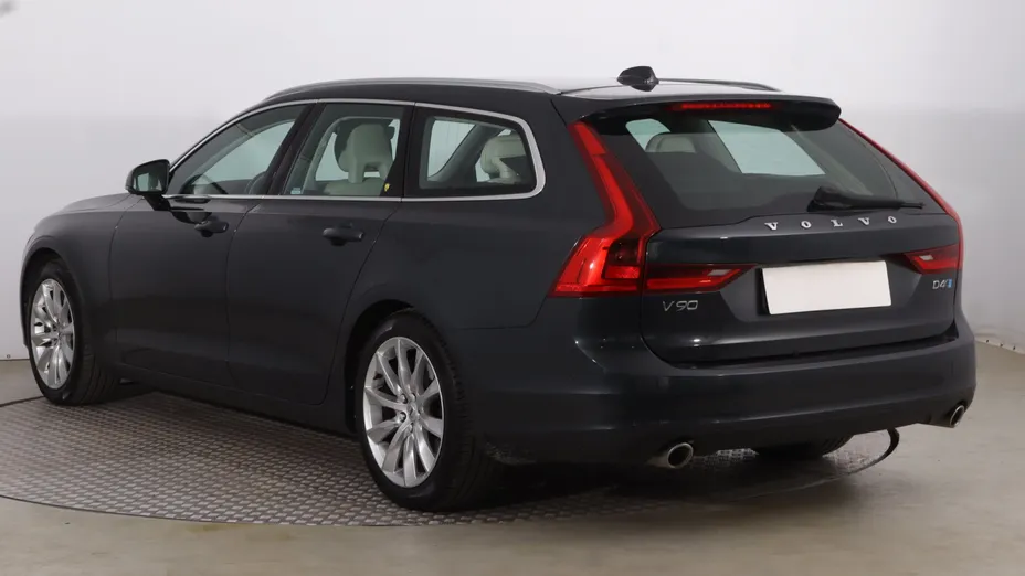 Volvo V90 -