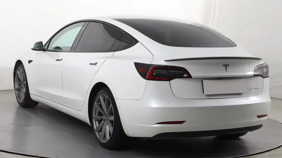 Tesla Model 3 -