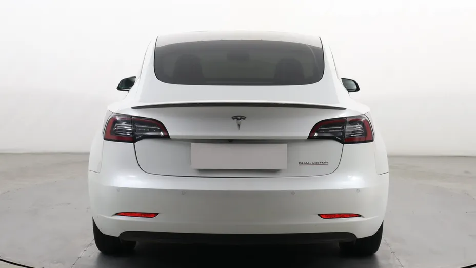 Tesla Model 3 -