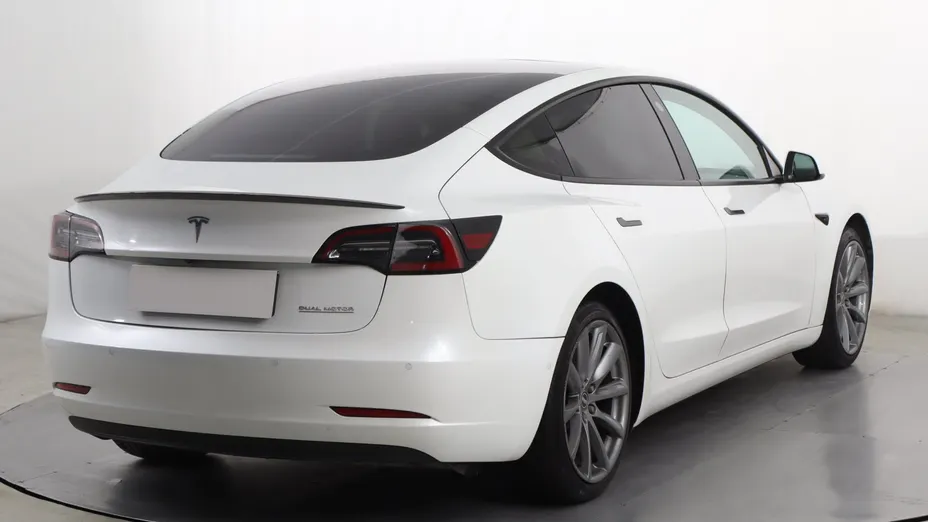 Tesla Model 3 -