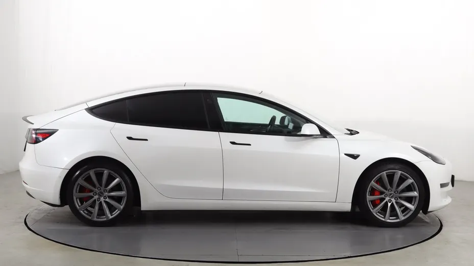 Tesla Model 3 -
