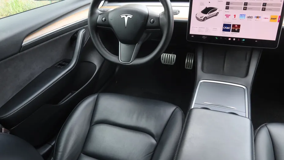 Tesla Model 3 -