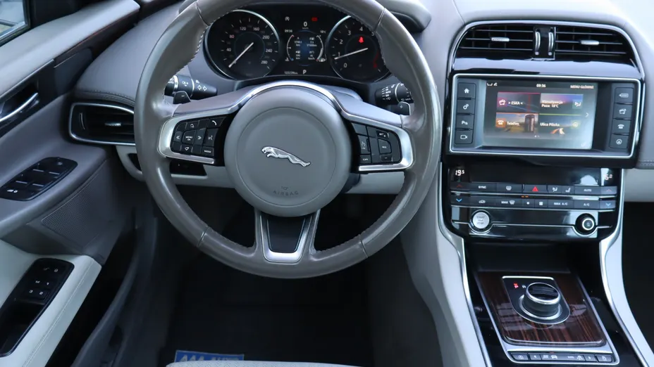 Jaguar XE -