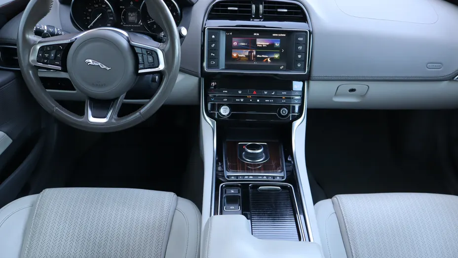 Jaguar XE -