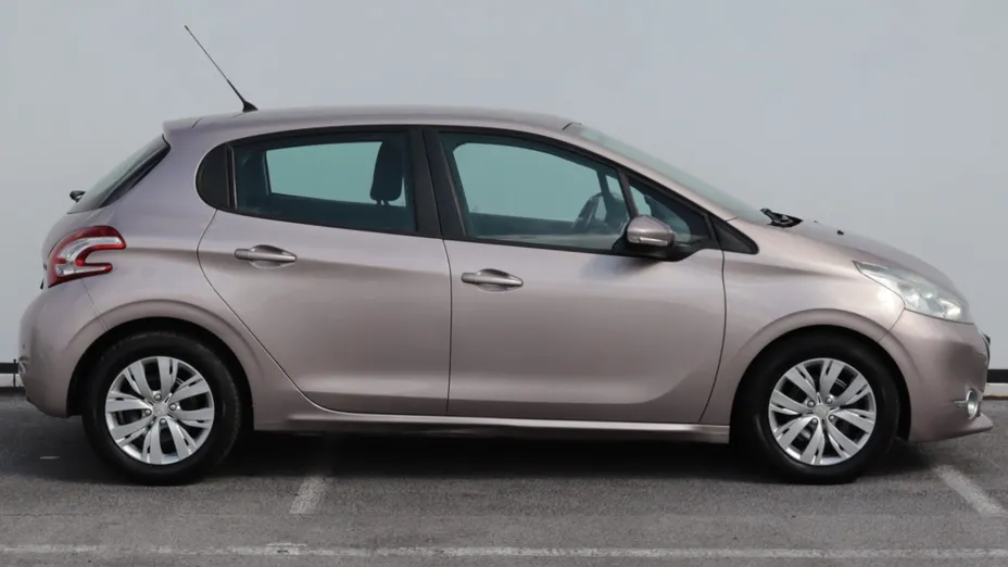 Peugeot 208 -