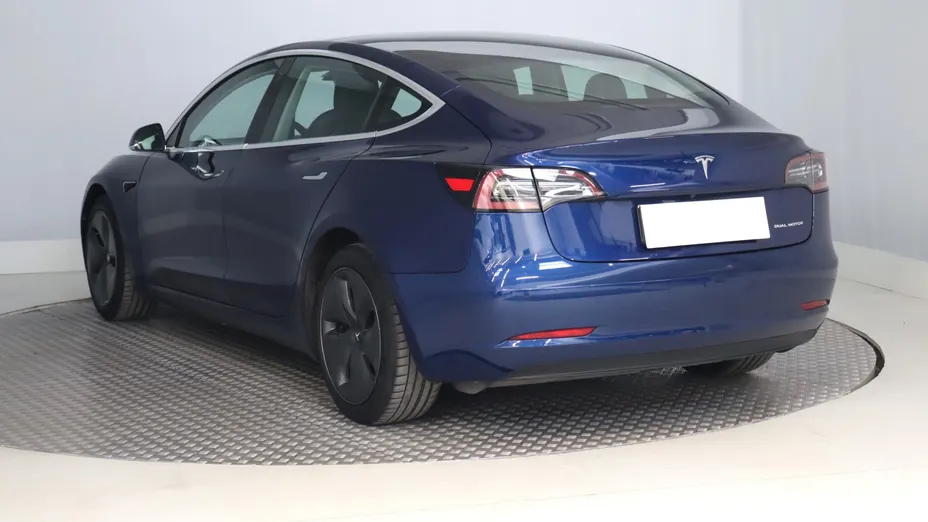 Tesla Model 3 -