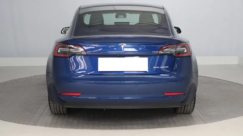 Tesla Model 3 -
