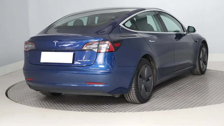 Tesla Model 3 -