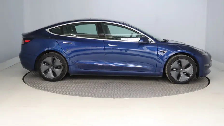 Tesla Model 3 -