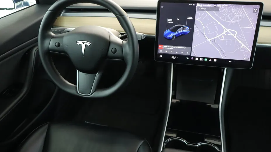 Tesla Model 3 -